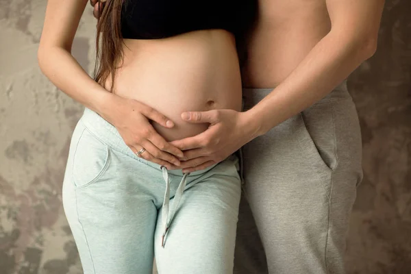 Pasangan dalam cinta hamil berpelukan, menunggu bayi. Hari Ibu — Stok Foto