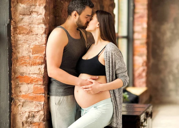 Terhes szerelmes pár hozzábújva, baba vár. Anyák napja — Stock Fotó