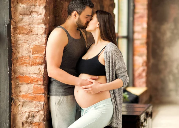 Verliebtes Paar kuschelt schwanger und wartet auf ein Baby. Muttertag — Stockfoto