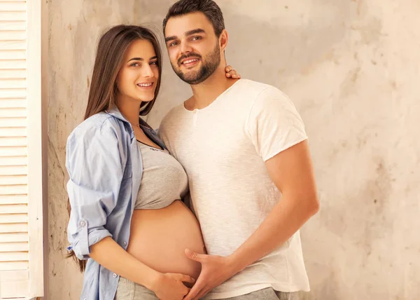 Verliebtes Paar kuschelt schwanger und wartet auf Baby — Stockfoto