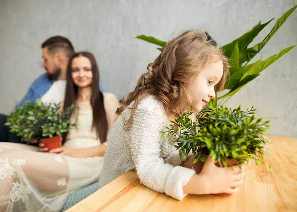 Vader Geeft Zijn Dochter Bloemen — Stockfoto