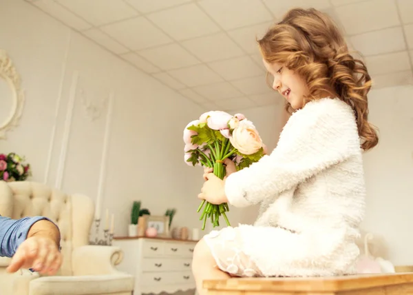 Baba onun kızı çiçek verir — Stok fotoğraf