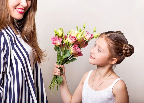 Hija da flores a su madre en el día de su madre — Foto de Stock