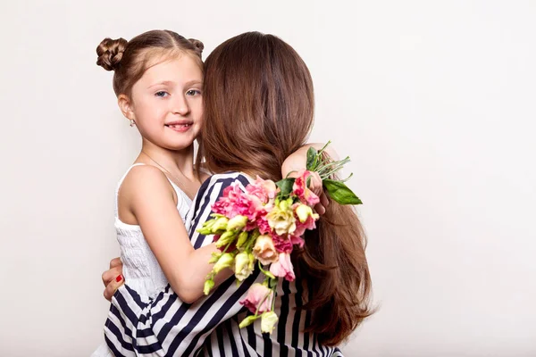 Hija da flores a su madre en el día de su madre —  Fotos de Stock