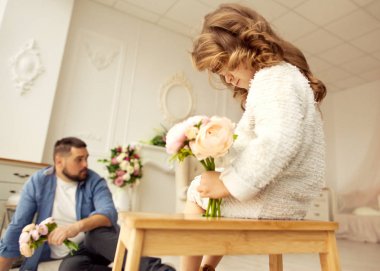 Baba onun kızı çiçek verir