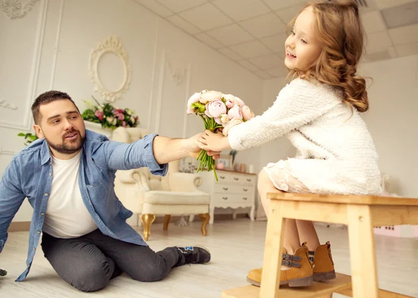 Ο μπαμπάς δίνει λουλούδια κόρη του — Φωτογραφία Αρχείου