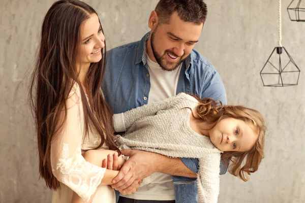 Famiglia felice che gioca a casa. Festa della mamma . — Foto Stock