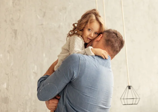 Pappa och dotter kramar hemma — Stockfoto
