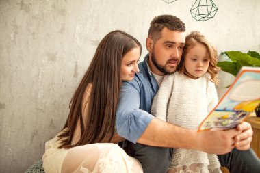 mutlu bir aile kızı için bir kitap okuma. Anneler günü.