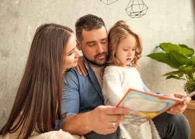 mutlu bir aile kızı için bir kitap okuma. Anneler günü.