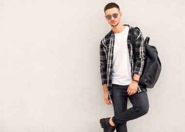 moda adam içinde güneş gözlüğü on sunset poz