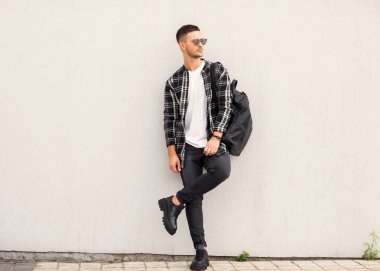 moda adam içinde güneş gözlüğü on sunset poz