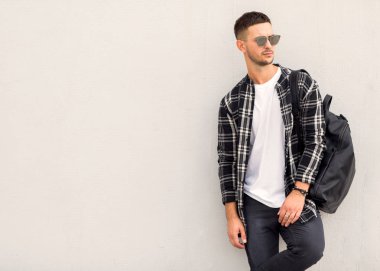 moda adam içinde güneş gözlüğü on sunset poz