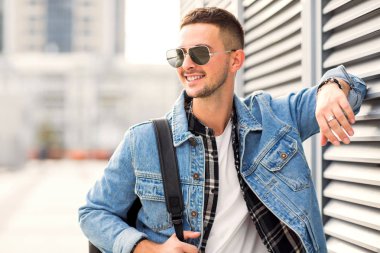 moda adam içinde güneş gözlüğü on sunset poz