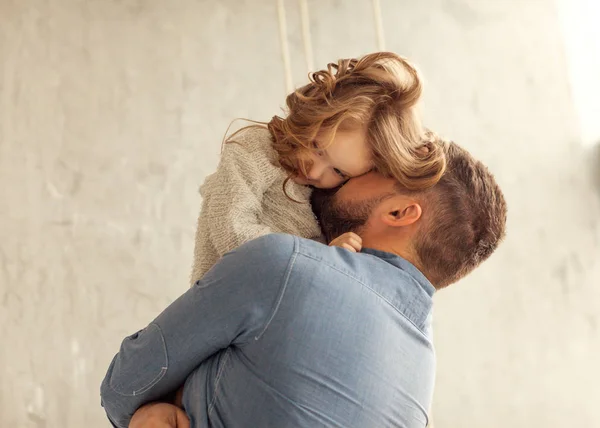 Papá y su hija se abrazan en casa —  Fotos de Stock