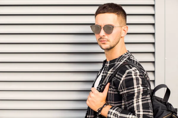 Hombre de moda posando en gafas de sol en la puesta del sol —  Fotos de Stock