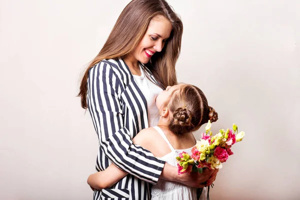 Dochter geeft bloemen aan haar moeder over haar Moederdag — Stockfoto