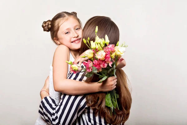 Dochter geeft bloemen aan haar moeder over haar Moederdag — Stockfoto