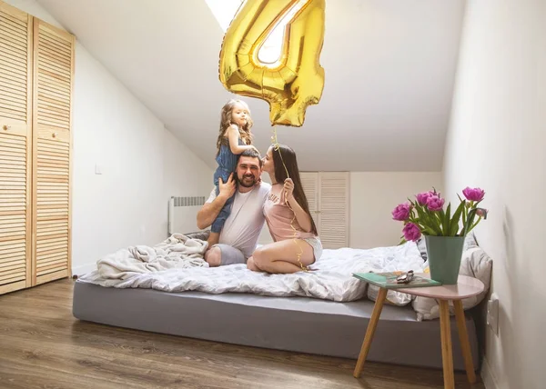 Glückliche Familie zu Hause in ihrem Zimmer feiert den vierten Geburtstag ihrer Tochter — Stockfoto