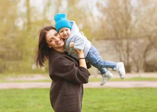 Mother and daughter playing in the park in the spring — Stock Photo, Image