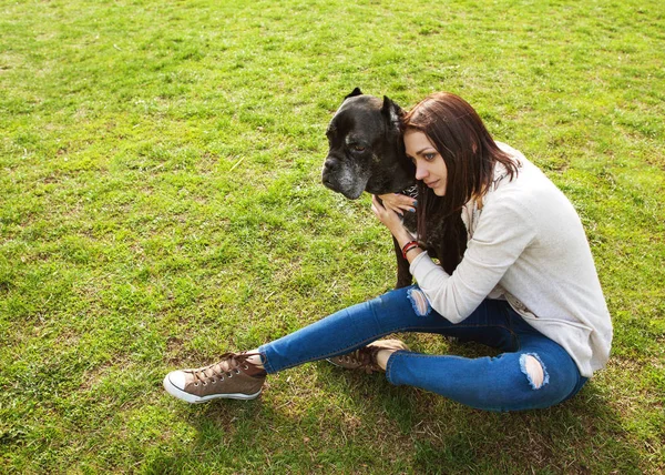 Dziewczyna w parku, spacery z ich duży pies Cane Corso — Zdjęcie stockowe