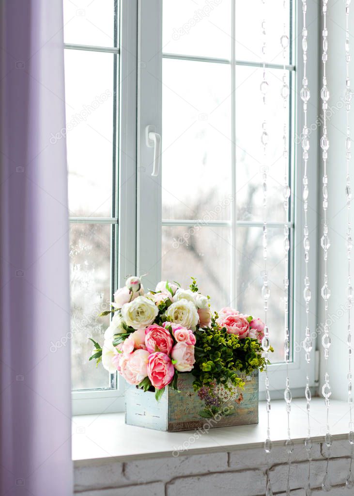 Fenster mit Vorhängen und Blumen — Stockfoto © osons163