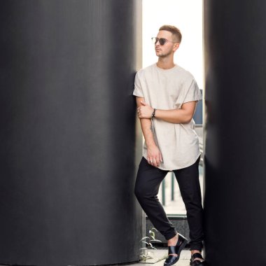 moda adam içinde güneş gözlüğü on sunset poz