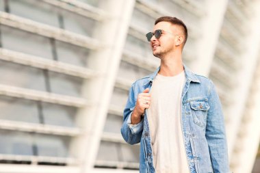 moda adam içinde güneş gözlüğü on sunset poz