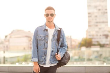 moda adam içinde güneş gözlüğü on sunset poz