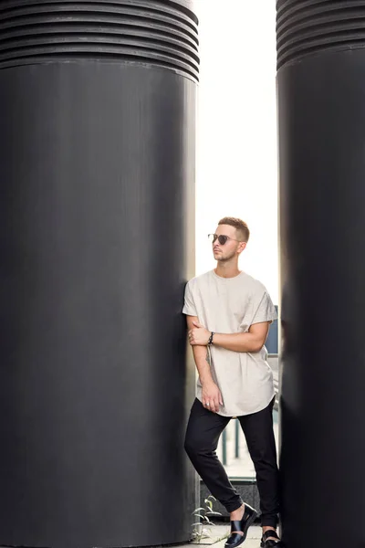 ファッションの男が日没にサングラスでポーズ — ストック写真