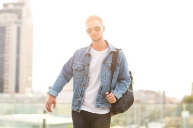 moda adam içinde güneş gözlüğü on sunset poz