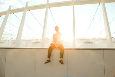 günbatımı güneş gözlüğü poz oturan moda adam