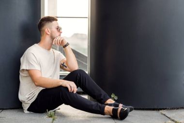 moda adam içinde güneş gözlüğü on sunset poz