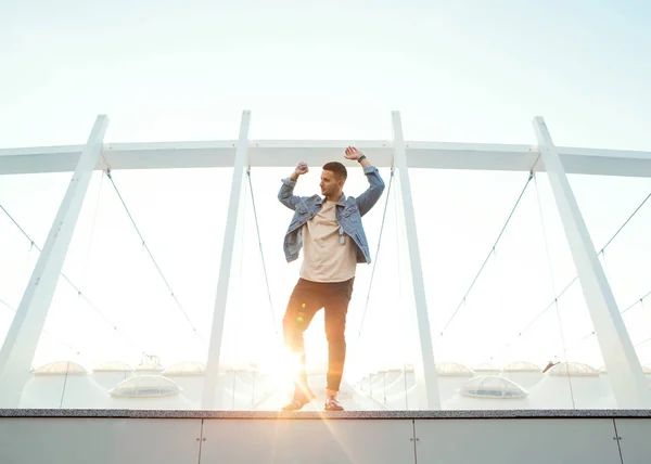 Mode kerel achter zonsondergang poseren — Stockfoto