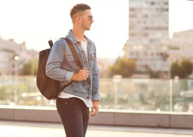 moda adam içinde güneş gözlüğü on sunset poz