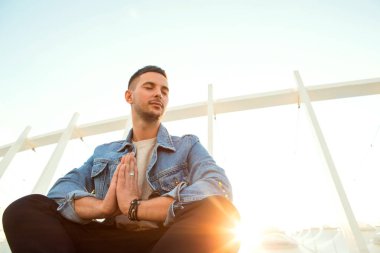 gün batımı lotos içinde poz oturan moda adam