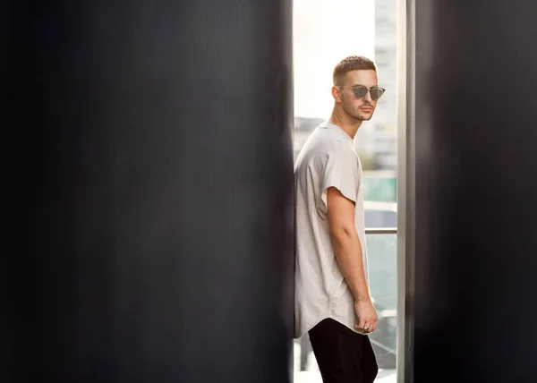 Hombre de moda posando en gafas de sol en la puesta del sol —  Fotos de Stock