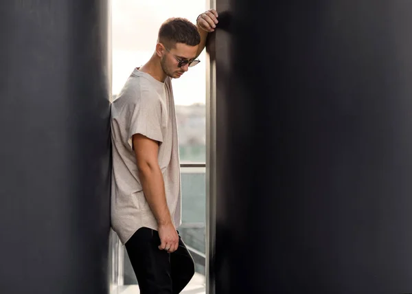 Fashion guy posing in sunglasses on sunset — Stock Photo, Image