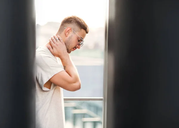 Modemann posiert mit Sonnenbrille bei Sonnenuntergang — Stockfoto