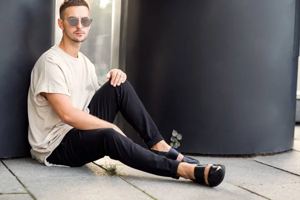 Mode kerel poseren in zonnebril op zonsondergang — Stockfoto