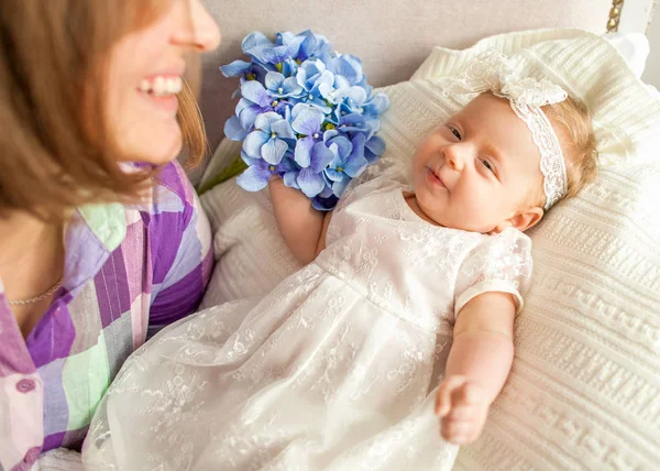 Bayi Dengan Ibu Anda Berbaring Tempat Tidur Konsep Hari Ibu — Stok Foto