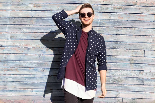 Modemann Mit Brille Posiert Neben Einer Holzwand Blau — Stockfoto