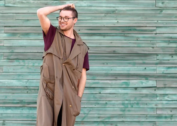 Moda chico en gafas poses cerca de una pared de madera en blu — Foto de Stock