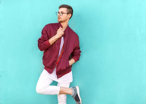 Modemann mit Brille posiert nahe der Wand in der Farbe der sauren Welle — Stockfoto