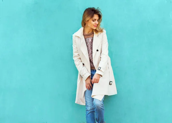 Mode Mädchen Posiert Der Nähe Der Türkisfarbenen Wand — Stockfoto