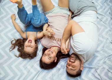 aile kızı evde, mutlu bir aile kavramı eğleniyor.