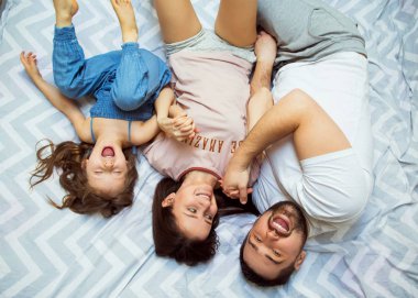 aile kızı evde, mutlu bir aile kavramı eğleniyor.