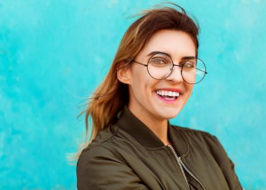 Turkuaz wal poz yuvarlak gözlük standları kız moda