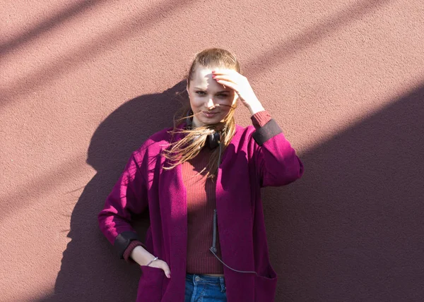 Chica de moda posando cerca de una pared lila — Foto de Stock