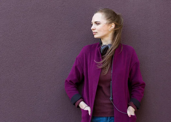 Chica de moda posando cerca de una pared lila — Foto de Stock